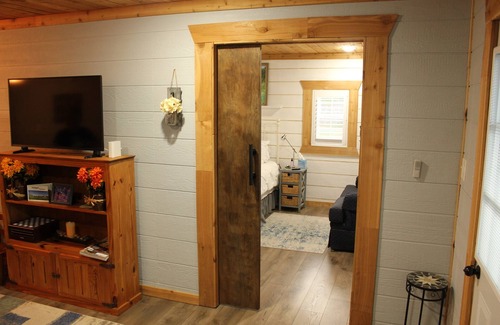 Weatherford Casa | Nuevo, sala de estar, 1 dormitorio 1 baño, suite privada independiente.