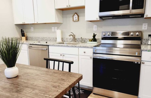 Glendale Casa | NEW updated Cozy 2BDR house near Convention Center