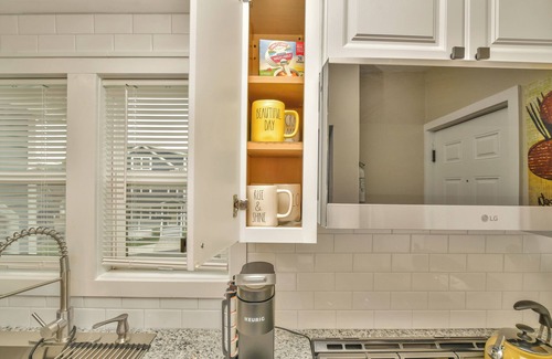 West Street - River Street Casa | NEW! Upscale Private 3 Bed, Free Parking, W&D, A.C., Near MBTA, Backyard