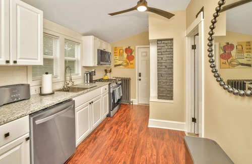 West Street - River Street Casa | NEW! Upscale Private 3 Bed, Free Parking, W&D, A.C., Near MBTA, Backyard