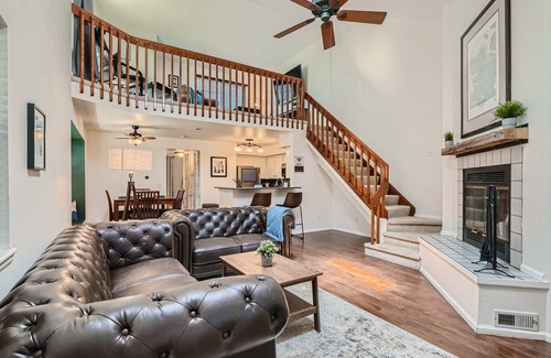 Meadow Hills Condominio | New! Urban Oasis - Pool Access - Fireplace - 30 Day Rental