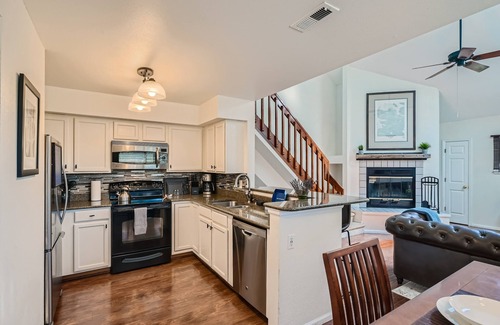 Meadow Hills Condominio | New! Urban Oasis - Pool Access - Fireplace - 30 Day Rental