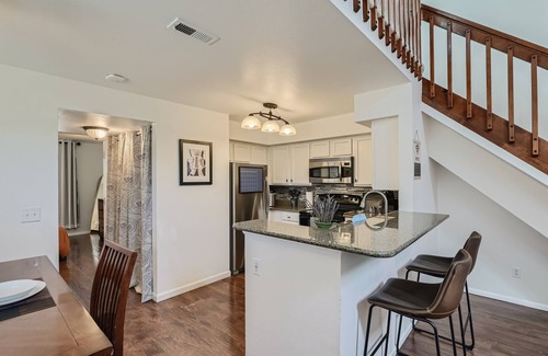 Meadow Hills Condominio | New! Urban Oasis - Pool Access - Fireplace - 30 Day Rental