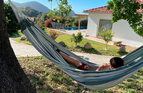 Patrimonio Casa | Nueva villa con piscina con vistas a una hectárea de terreno con vistas al viñedo.