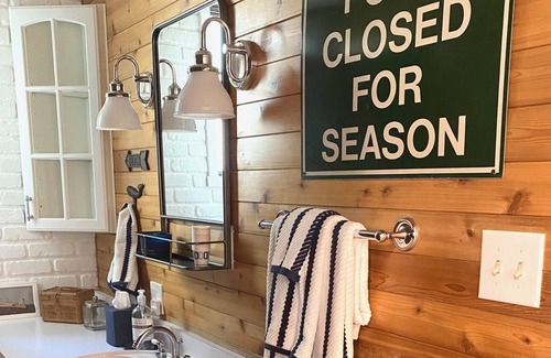 Country Club Estates Casa | New! Wow! Classic, bright Lakehouse with separate living spaces, 1 min to beach