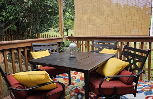 Clinton Casa | NEW Yellow Brookstone Villa Relaxing Escape Close Venues & Norris Watershed Hike