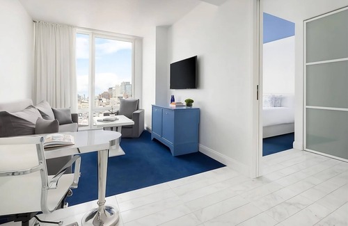 SoHo Hotel | New York Botanical Garden Tour! 2 Pet-friendly Suites with Living Room!