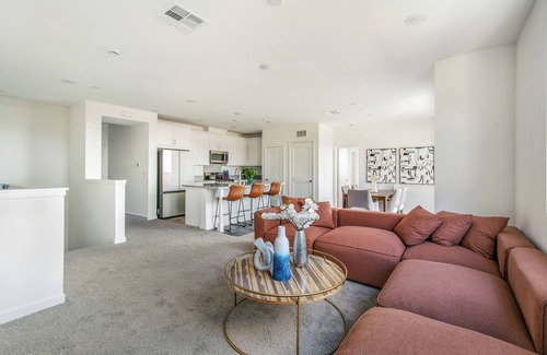 Lake Forest Condominio | NewBuild cozy 3-bedroom condo in charming Mission Viejo