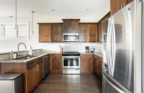 Oak Hills Casa | Newer 4 bedroom home. Close to Nike, Intel, hospitals & shopping.