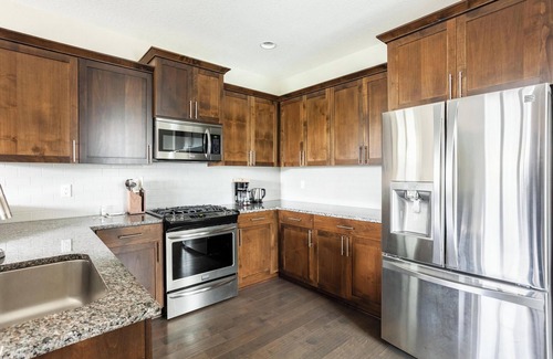 Oak Hills Casa | Newer 4 bedroom home. Close to Nike, Intel, hospitals & shopping.