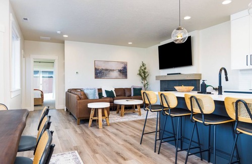 Cascade Casa | NewLuxury Home/HotTub/6Bed/PrivatePatio/Fireplace