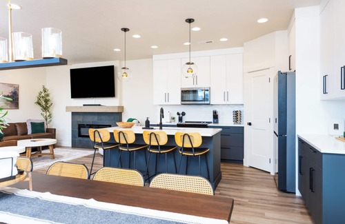 Cascade Casa | NewLuxury Home/HotTub/6Bed/PrivatePatio/Fireplace