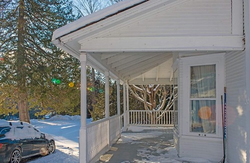 Georgeville Casa | Recién disponible! Idílica casa frente al mar en el corazón de Georgeville, Quebec,