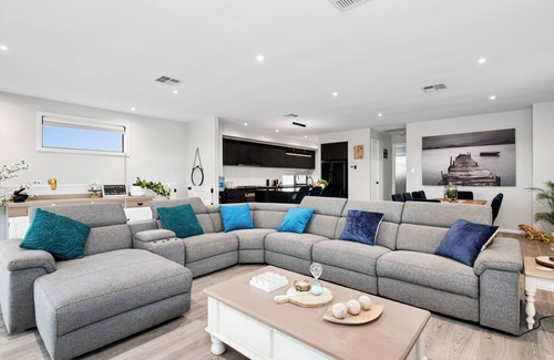 Mannum Casa | NEWLY BUILT END OF 2024, THIS SPACIOUS RIVER HOME ACCOMMODATES UP TO 13