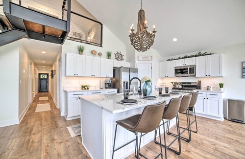 Jackson Casa | Newly Built Gilletts Lake Gem: Dock & Hot Tub