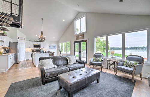 Jackson Casa | Newly Built Gilletts Lake Gem: Dock & Hot Tub
