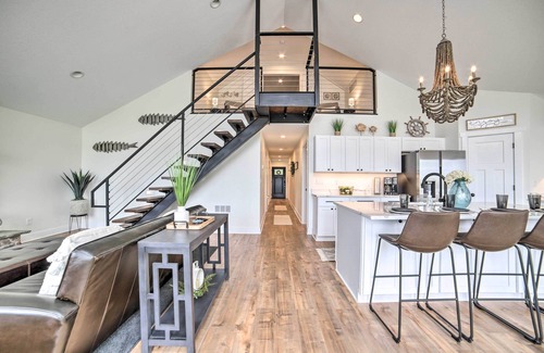 Jackson Casa | Newly Built Gilletts Lake Gem: Dock & Hot Tub