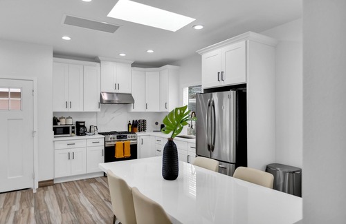 Garden Grove Casa | Newly Built, The Modern Disneyland Escape w/ EV Charging, Near Convention Center