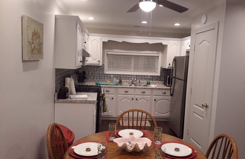 Muscle Shoals Apartamento | Newly built upstairs Garage Apartment 900 sq.ft. sleeps 8; washer/dryer.