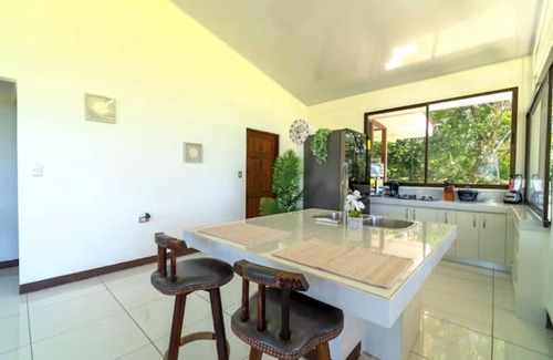 Costa del Pacífico central Villa | Newly Constructed Family Home - Beach & Dominical