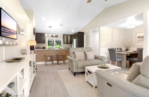 Pelican Casa | Newly furnished house with heated pool in a nice neighborhood.
