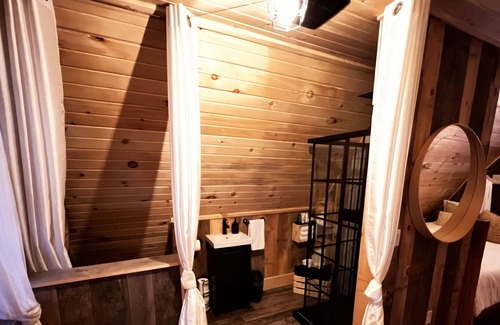 Rapides-des-Joachims Cabina | Newly hand crafted wooden cabin.