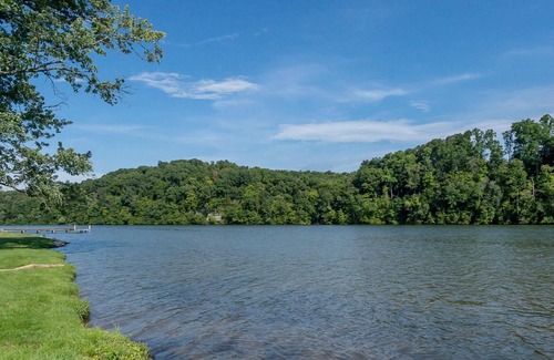 Harriman Casa | Newly Listed! Pet Friendly-Waterfront-Great Fishing on Clinch River! Enjoy the Firepit, View & More