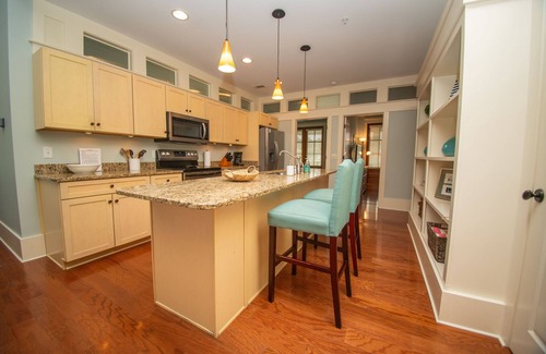 Habersham Apartamento | Newly Listed - Spacious Condo with Private Balcony