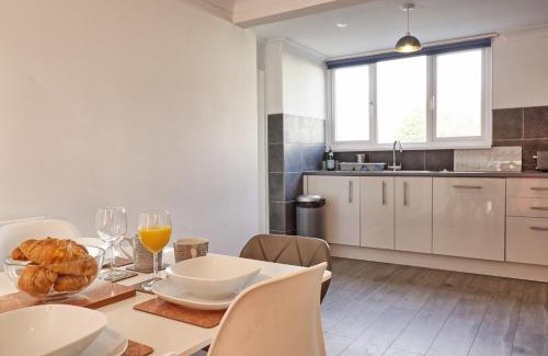 Basildon Casa | Newly Refurbished 3BR House Basildon, Garden, Netflix & Trisport Table