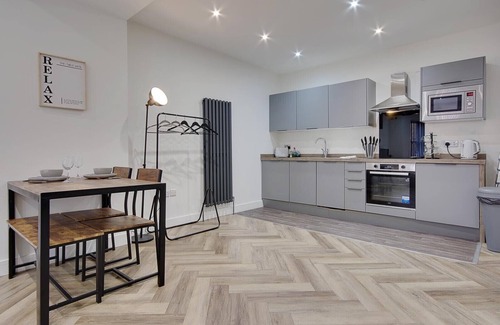 Poole Apartamento | Moderno-Estudio-Baño privado-Newly Refurbished