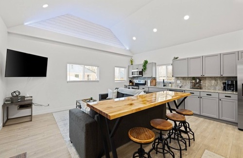 Veterans Park Casa | Newly Remodeled- 2 Bedroom- Large Yard