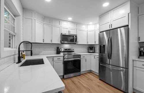 Bellevue Casa | Newly Remodeled - 4 bedroom Single Family w/ fully fenced in yard