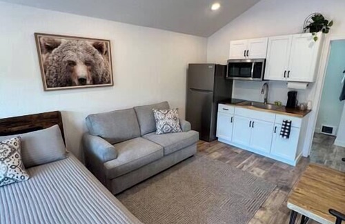 Coram Cabina | Newly Remodeled Bear Den Cabin! 6 mi to Glacier!