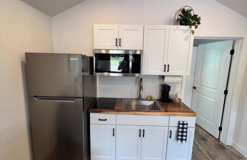 Coram Cabina | Newly Remodeled Bear Den Cabin! 6 mi to Glacier!