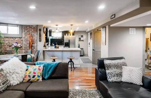 Cheesman Park Apartamento | Recientemente remodelado baño planta baja con jardín cerca del centro en el barrio de Parque Cheesman.