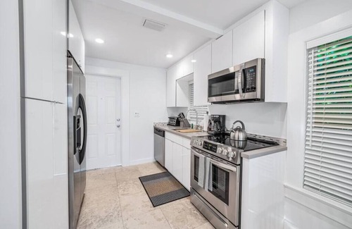 Southwest Coconut Grove Casa | Newly Remodeled Grove Bay | 1/1 Cottage