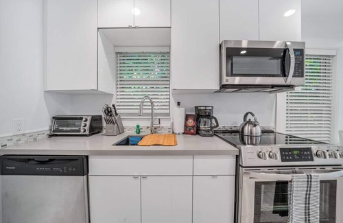 Southwest Coconut Grove Casa | Newly Remodeled Grove Bay | 1/1 Cottage