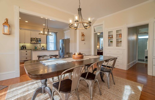 Washington Casa | ¡Casa histórica recientemente remodelada a solo unos pasos de la PLAZA WASHINGTON! Duerme 10!