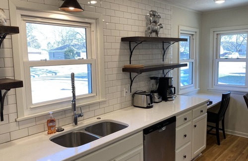 Rochester Casa | Brillante y alegre casa de tres dormitorios recientemente remodelada de mediados de siglo