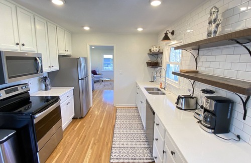 Rochester Casa | Brillante y alegre casa de tres dormitorios recientemente remodelada de mediados de siglo