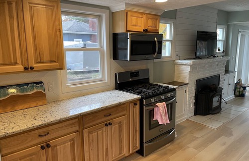 New Franklin Casa | Newly remodeled lakefront Portage Lakes Holiday House. Walk to the golf course!