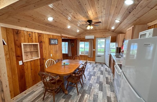 Nevis Cabina | Newly Remodeled! Lakeside Cabin at Green Valley Resort