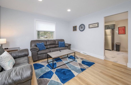 Highland Square Casa | Newly Remodeled Metro Parks Home