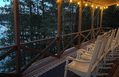 Hillman Casa | Newly Remodeled! Peaceful and Private Lakefront, The Avalon Sunshine Cottage