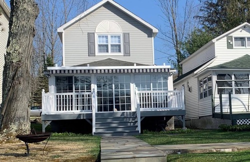 Lake Ariel Cabaña | Newly Remodeled Pocono Lakefront Cottage on Private Lake Ariel!