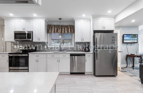 Wheatley Heights Casa | NEWLY RENOVATED MODERN 4BR, 3BTH COLONIAL HOME 2 LEVELS AC Near All, NYC Access