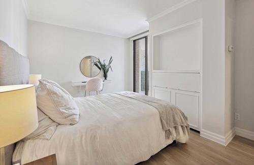 Central Waterfront Condominio | NEWLY RENOVATED 1200 SQ FT 2 BEDROOM CONDO ON TORONTO'S DOWNTOWN WATERFRONT!!!