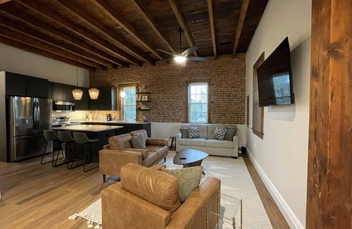 Manheim Casa | Newly renovated 1800’s one room schoolhouse with modern comforts and a hot tub!