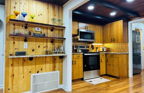 Northwest Casa | Newly Renovated 2-bedroom 2-bath Lakehouse with a Tiki Bar on Nettle Lake !