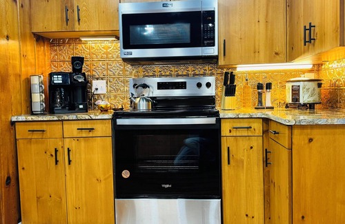 Northwest Casa | Newly Renovated 2-bedroom 2-bath Lakehouse with a Tiki Bar on Nettle Lake !